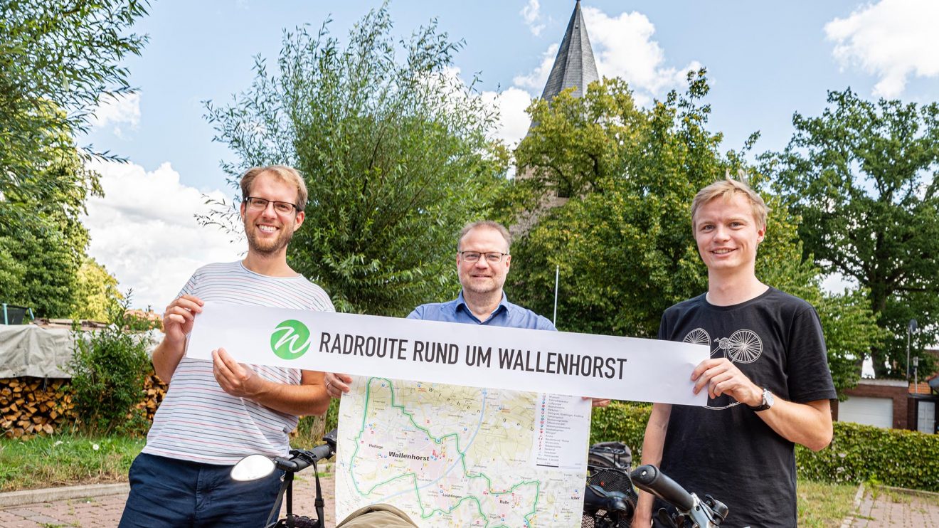 Wallenhorsts Klimaschutzmanager Stefan Sprenger, Wirtschaftsförderer Frank Jansing und Tim Trentmann vom Tourismusverband (von links) präsentieren die neue Radroute „Rund um Wallenhorst“. Foto: Thomas Remme