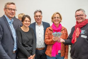 Bürgermeister Otto Steinkamp, Mona Elbel, Clemens Lammerskitten, Astrid Wesselkamp und Hans-Jürgen Klumpe (von links) bei der Spendenübergabe. Elbel und Wesselkamp führen die „Bunte Krabbelkiste“ und nehmen das Geld als Anschubfinanzierung für eine Bewegungsbank. Foto: Gemeinde Wallenhorst / Thomas Remme