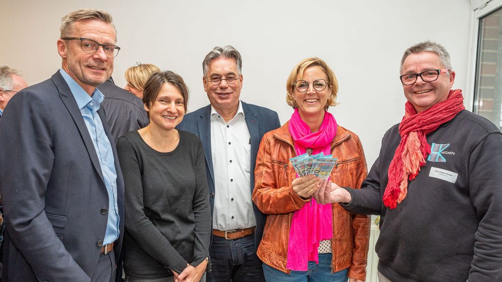 Bürgermeister Otto Steinkamp, Mona Elbel, Clemens Lammerskitten, Astrid Wesselkamp und Hans-Jürgen Klumpe (von links) bei der Spendenübergabe. Elbel und Wesselkamp führen die „Bunte Krabbelkiste“ und nehmen das Geld als Anschubfinanzierung für eine Bewegungsbank. Foto: Gemeinde Wallenhorst / Thomas Remme