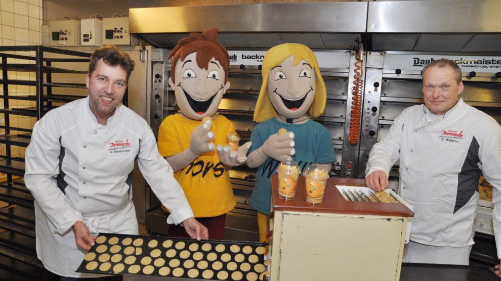 Probierbesuch in der Backstube: Walli und Horst mit Jörg Berelsmann (l.) und Klaus Wiggers. Foto: Rene Sutthoff