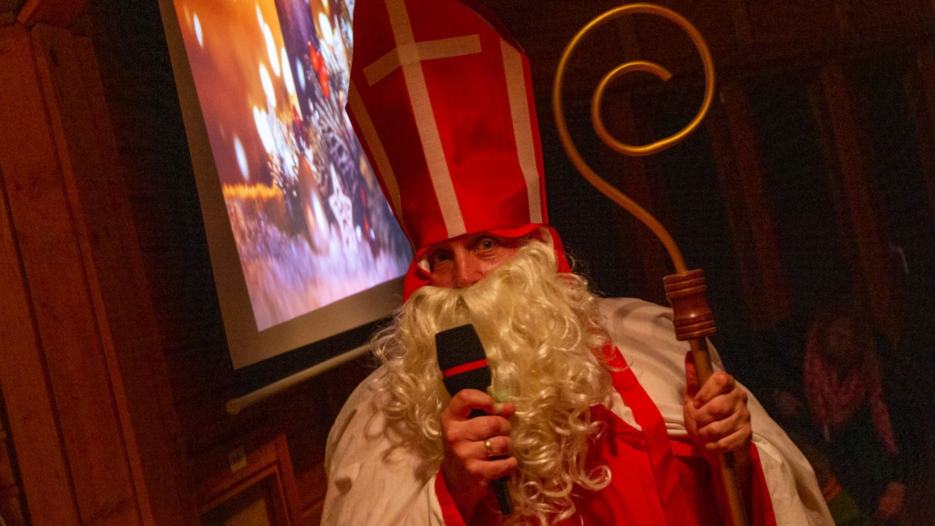 St. Nikolaus besucht die Kinder der Kolpingsfamilie Hollage im Pavillon an der Hollager Mühle. Foto: André Thöle