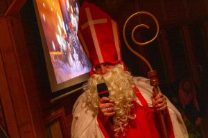 St. Nikolaus besucht die Kinder der Kolpingsfamilie Hollage im Pavillon an der Hollager Mühle. Foto: André Thöle