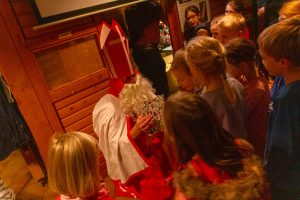 St. Nikolaus verteilt Geschenke an die braven Kolping-Kinder. Foto: André Thöle