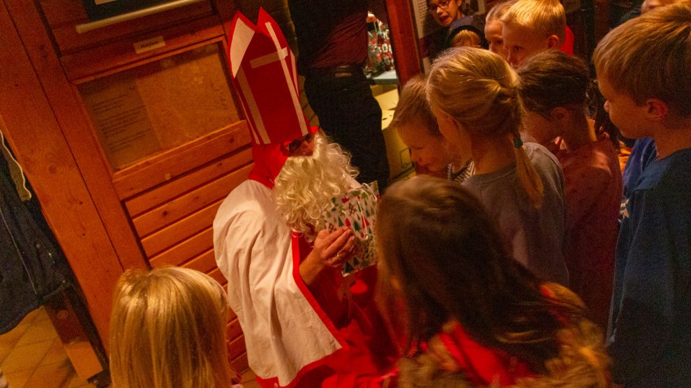 St. Nikolaus verteilt Geschenke an die braven Kolping-Kinder. Foto: André Thöle