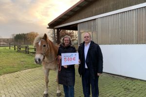 Aufgrund der Spende der Johann Bünting-Stiftung, die Peter Detmers an Daniela Kray überreichte, kann die tiergestützte Reittherapie des Fördervereins „Tiere helfen e.V.“ fortgesetzt werden. Foto: Bünting Pressestelle