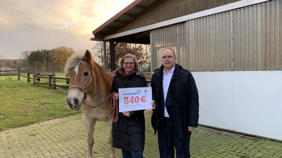 Aufgrund der Spende der Johann Bünting-Stiftung, die Peter Detmers an Daniela Kray überreichte, kann die tiergestützte Reittherapie des Fördervereins „Tiere helfen e.V.“ fortgesetzt werden. Foto: Bünting Pressestelle