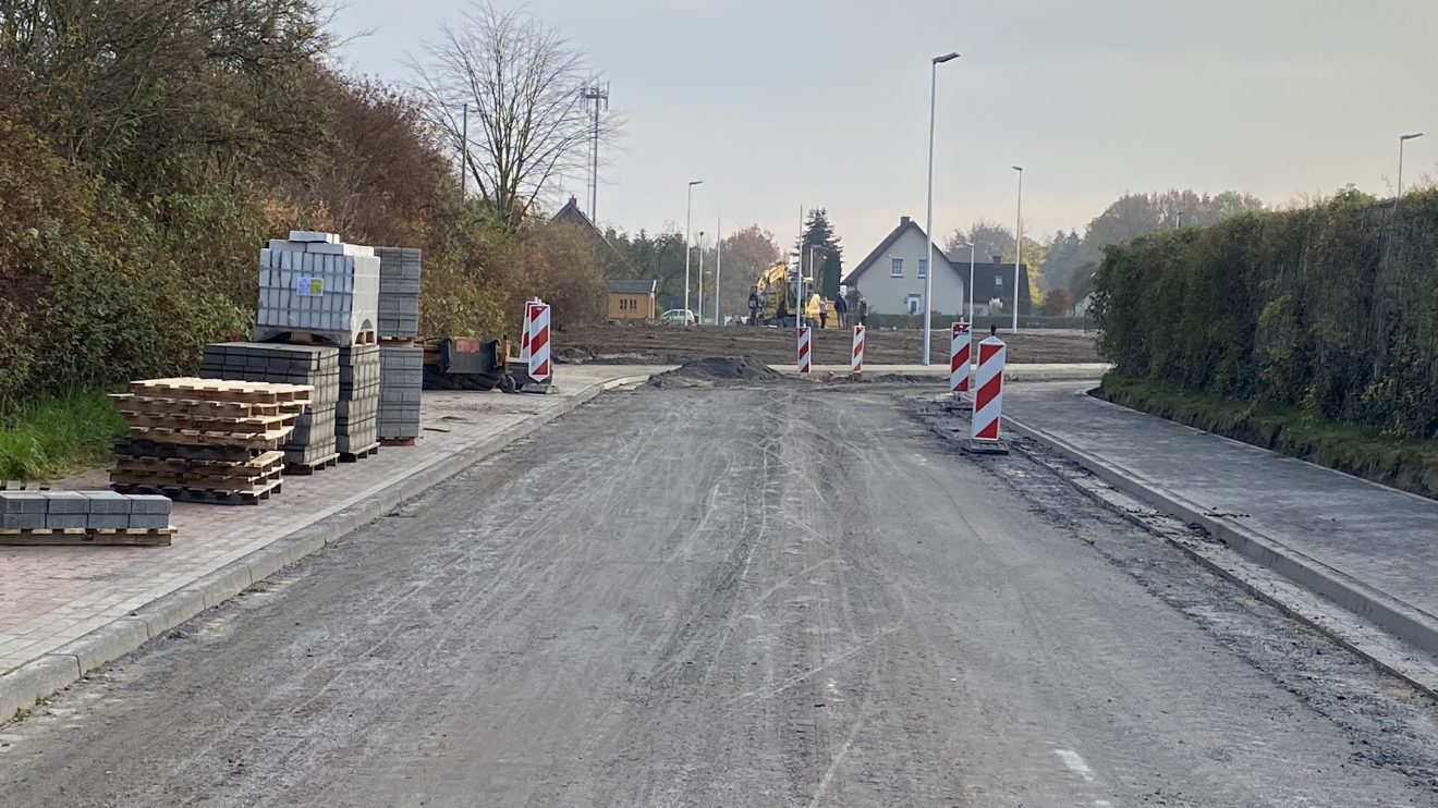Die Bauarbeiten am neuen Kreisel in Hollage-Ost befinden sich im Endspurt, hier vom Pingelstrang aus betrachtet. Diese Aufnahme stammt vom 24. November 2019. Foto: Rothermundt / Wallenhorster.de