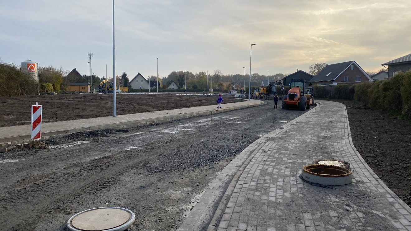 Die Bauarbeiten am neuen Kreisel in Hollage-Ost befinden sich im Endspurt, hier vom Pingelstrang aus betrachtet. Diese Aufnahme stammt vom 24. November 2019. Foto: Rothermundt / Wallenhorster.de