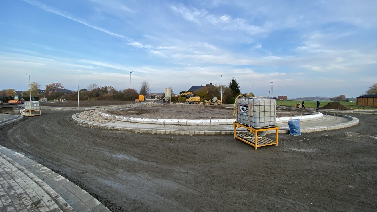 Die Bauarbeiten am neuen Kreisel in Hollage-Ost befinden sich im Endspurt. Diese Aufnahme stammt vom 24. November 2019. Foto: Rothermundt / Wallenhorster.de