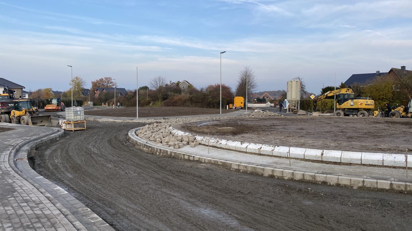Die Bauarbeiten am neuen Kreisel in Hollage-Ost befinden sich im Endspurt. Diese Aufnahme stammt vom 24. November 2019. Foto: Rothermundt / Wallenhorster.de