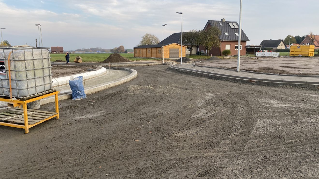 Die Bauarbeiten am neuen Kreisel in Hollage-Ost befinden sich im Endspurt. Diese Aufnahme stammt vom 24. November 2019. Foto: Rothermundt / Wallenhorster.de