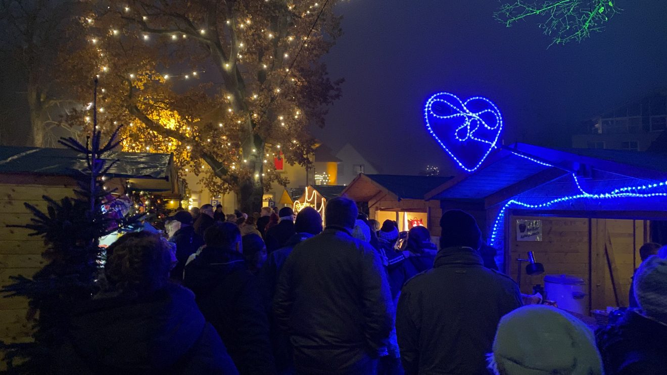 Das Budendorf auf dem gemütlichen Wallenhorster Weihnachtsmarkt 2019. Foto: Rothermundt / Wallenhorster.de
