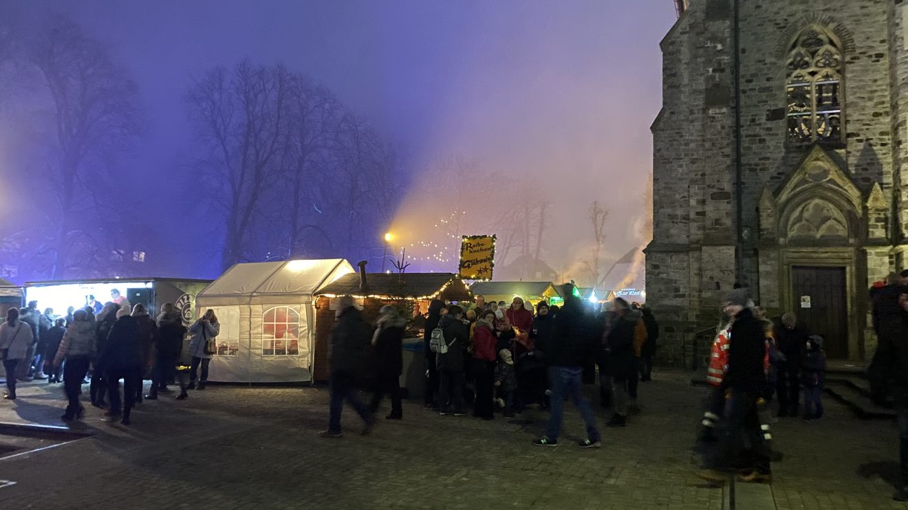 Das Budendorf auf dem gemütlichen Wallenhorster Weihnachtsmarkt 2019. Foto: Rothermundt / Wallenhorster.de