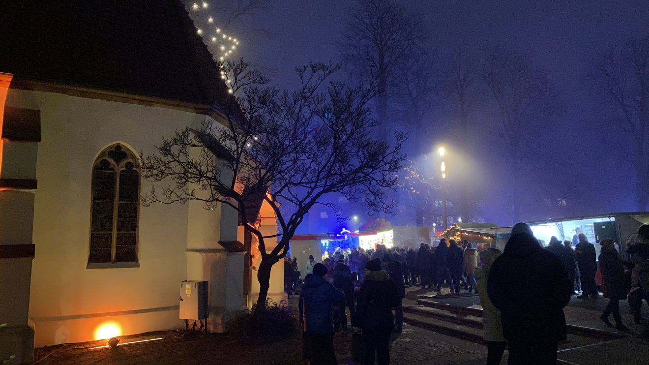 Das Budendorf auf dem gemütlichen Wallenhorster Weihnachtsmarkt 2019. Foto: Rothermundt / Wallenhorster.de