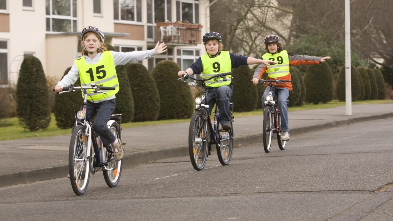 Mit Fahrradhelm, funktionierendem Licht sowie Reflektoren und Warnweste geht es sicher durch den Straßenverkehr. Foto: Deutsche Verkehrswacht