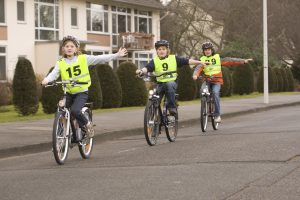 Mit Fahrradhelm, funktionierendem Licht sowie Reflektoren und Warnweste geht es sicher durch den Straßenverkehr. Foto: Deutsche Verkehrswacht