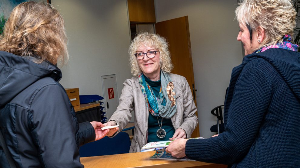 Busfahrtkarten sind weiterhin an der Infotheke im Wallenhorster Rathaus erhältlich. Foto: Gemeinde Wallenhorst / Thomas Remme