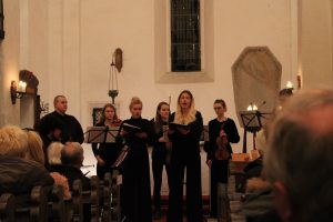 Am vergangenen Donnerstag präsentierte das Institut für Musik der Hochschule Osnabrück in der Alten Alexanderkirche in Wallenhorst das Semesterabschlusskonzert des Bereichs Vokale Kammermusik. Foto: Dominik Lapp, kulturfeder.de