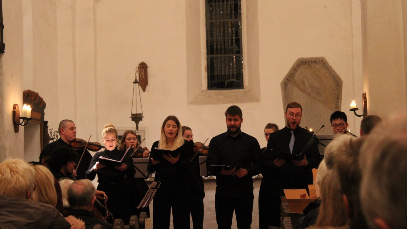 Am vergangenen Donnerstag präsentierte das Institut für Musik der Hochschule Osnabrück in der Alten Alexanderkirche in Wallenhorst das Semesterabschlusskonzert des Bereichs Vokale Kammermusik. Foto: Dominik Lapp, kulturfeder.de