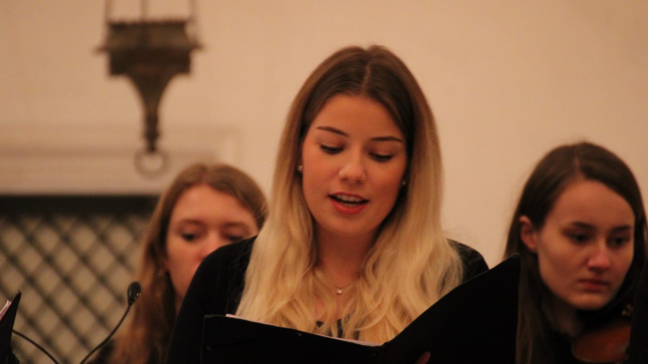 Am vergangenen Donnerstag präsentierte das Institut für Musik der Hochschule Osnabrück in der Alten Alexanderkirche in Wallenhorst das Semesterabschlusskonzert des Bereichs Vokale Kammermusik. Foto: Dominik Lapp, kulturfeder.de