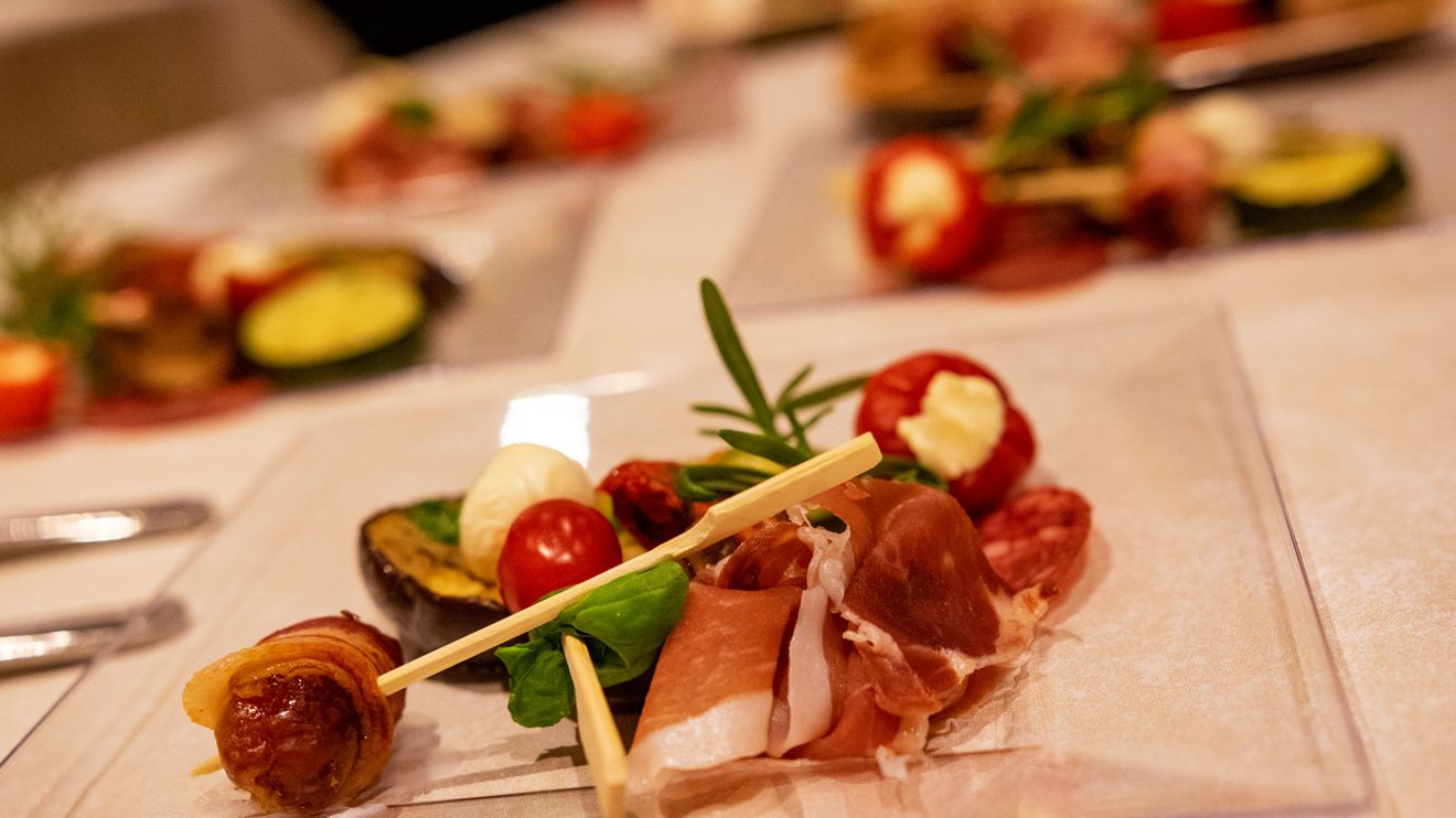 Ein Abend für Leib und Seele: Passend zur Musik von Ombre di Luci werden den Gästen Antipasti, Brot und Wein angeboten. Foto: Gemeinde Wallenhorst / André Thöle