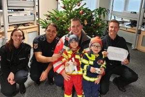 Die junge Wallenhorster Familie bedankt sich Heiligabend bei den Helfern in der Kooperativen Regionalleitstelle. Foto: Polizeidirektion Osnabrück