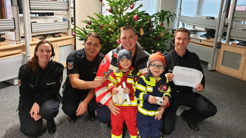 Die junge Wallenhorster Familie bedankt sich Heiligabend bei den Helfern in der Kooperativen Regionalleitstelle. Foto: Polizeidirektion Osnabrück