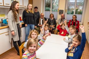 Mitglieder des MINT-Netzwerks im Andreaskindergarten: Britta Finke, Wolfgang Rabe, Anna Margret Rethmann, Hubert Bartke und Kornelia Böert schauen den „Sandkasteningenieuren“ bei der „Arbeit“ zu. Foto: Gemeinde Wallenhorst / Thomas Remme