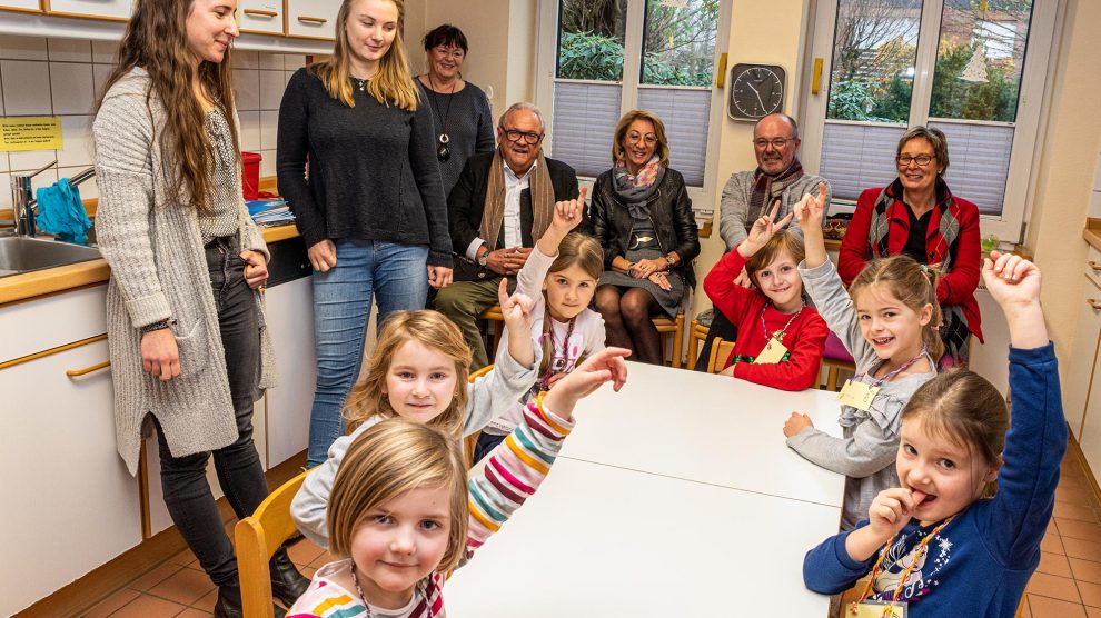 Mitglieder des MINT-Netzwerks im Andreaskindergarten: Britta Finke, Wolfgang Rabe, Anna Margret Rethmann, Hubert Bartke und Kornelia Böert schauen den „Sandkasteningenieuren“ bei der „Arbeit“ zu. Foto: Gemeinde Wallenhorst / Thomas Remme