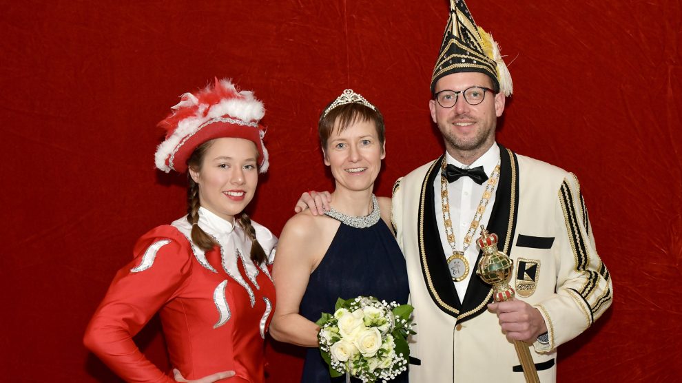 Prinz Thomas I. und Prinzessin Sandra II. (Thomas und Sandra Torbecke) sowie Funkenmariechen Maja Torbecke. Foto: Kurt Flegel / Kolpingsfamilie Hollage