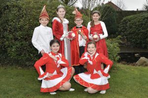 Prinz Justus I. und Prinzessin Anna I. (Justus Warnecke und Anna Dopheide) mit ihren Adjutanten Sophia Leonard und Lennox Neumann sowie den Funkenmariechen Pia Luisa Strößner und Lilith Wesselkamp. Foto: Kurt Flegel / Kolpingsfamilie Hollage