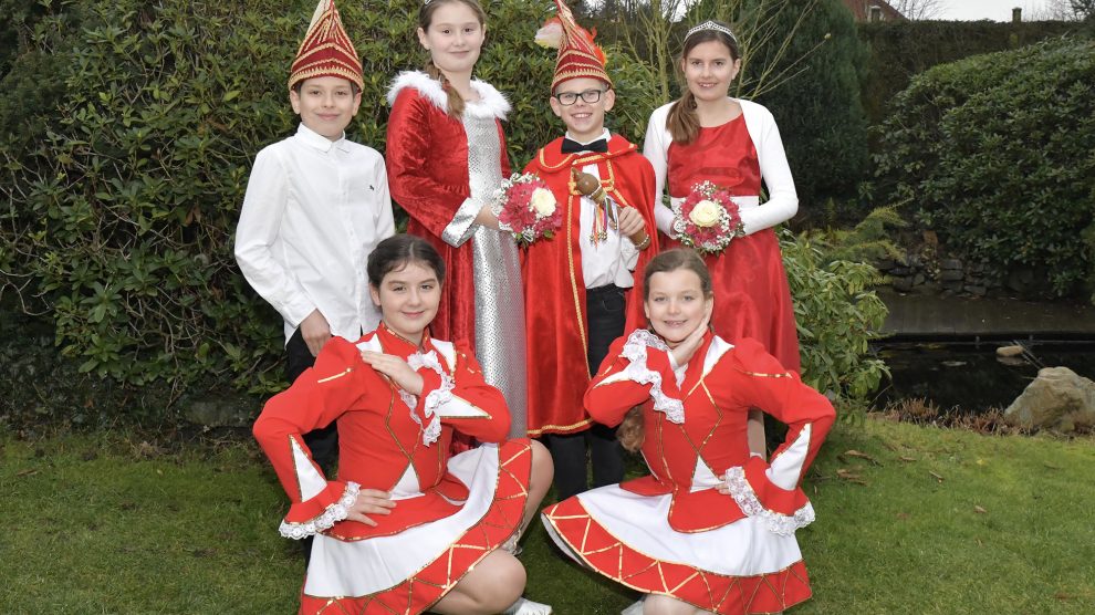 Prinz Justus I. und Prinzessin Anna I. (Justus Warnecke und Anna Dopheide) mit ihren Adjutanten Sophia Leonard und Lennox Neumann sowie den Funkenmariechen Pia Luisa Strößner und Lilith Wesselkamp. Foto: Kurt Flegel / Kolpingsfamilie Hollage