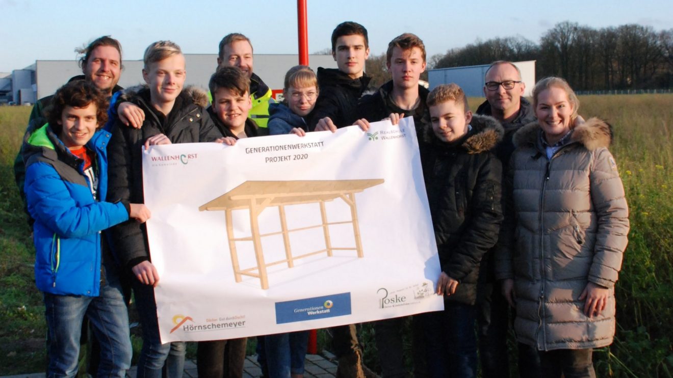 Das Projekt vom neuen Fahrgastunterstand am Hollager Hullerweg mit Realschülern aus Wallenhorst und die Firmenchefin Ina Hörnschemeyer sowie Firmenchef Alexander Poske. Foto: Babette Rüscher-Ufermann