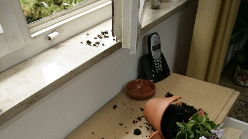 Verwüstung nach einem Einbruch durch ein Fenster. Foto: Polizeistation Wallenhorst