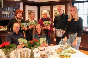 Die Tourismusfachleute der VarusRegion ziehen die Gewinner der Genussgutscheine im Landgasthaus Gieseke Asshorn: Frank Jansing, Christiane Wagner, Luisa Korte, Maike Schlichting, Anette Lange (von links) sowie Elisa Holtkamp (rechts). Foto: Gemeinde Bad Essen