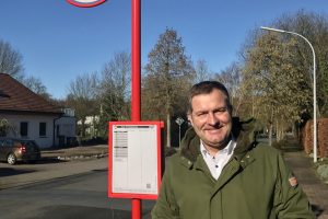 Der Landtagsabgeordnete Guido Pott freut sich über die Grunderneuerung der Haltestelle Prozzesionsweg. Foto: Büro Guido Pott