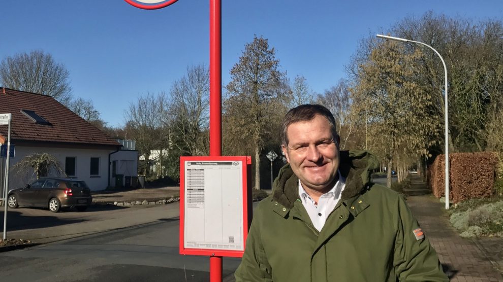 Der Landtagsabgeordnete Guido Pott freut sich über die Grunderneuerung der Haltestelle Prozzesionsweg. Foto: Büro Guido Pott