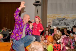 Viel Spaß und Bewegung hatten die kleinen Närrinnen und Narren beim Kolping-Kinderkarneval, wie hier beim Auftritt der Jojos. Foto: Kurt Flegel / Kolpingsfamilie Hollage