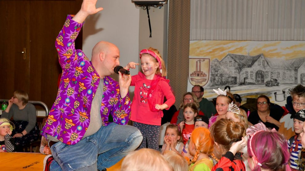 Viel Spaß und Bewegung hatten die kleinen Närrinnen und Narren beim Kolping-Kinderkarneval, wie hier beim Auftritt der Jojos. Foto: Kurt Flegel / Kolpingsfamilie Hollage