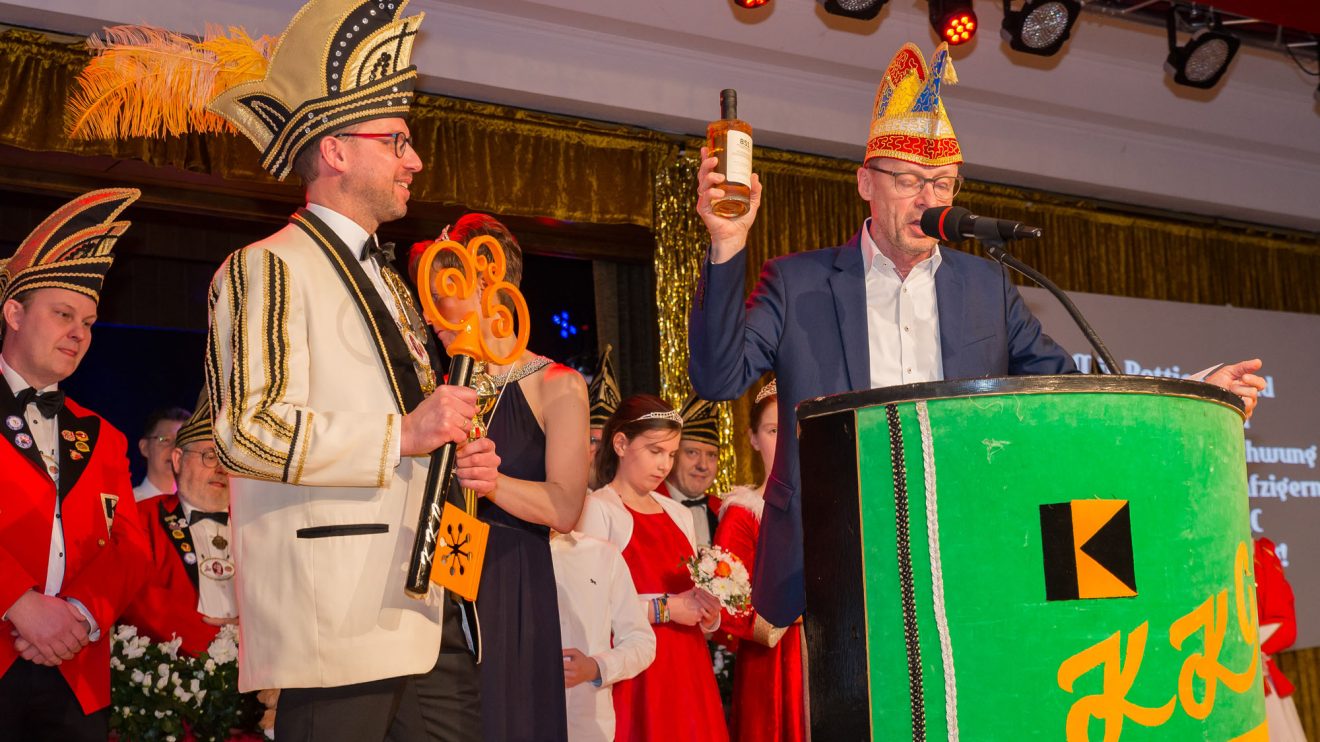 Bürgermeister Otto Steinkamp überreicht Prinz Thomas I. neben dem Rathausschlüssel auch eine Flasche „851“. Foto: Dennis Flegel / Kolpingsfamilie Hollage