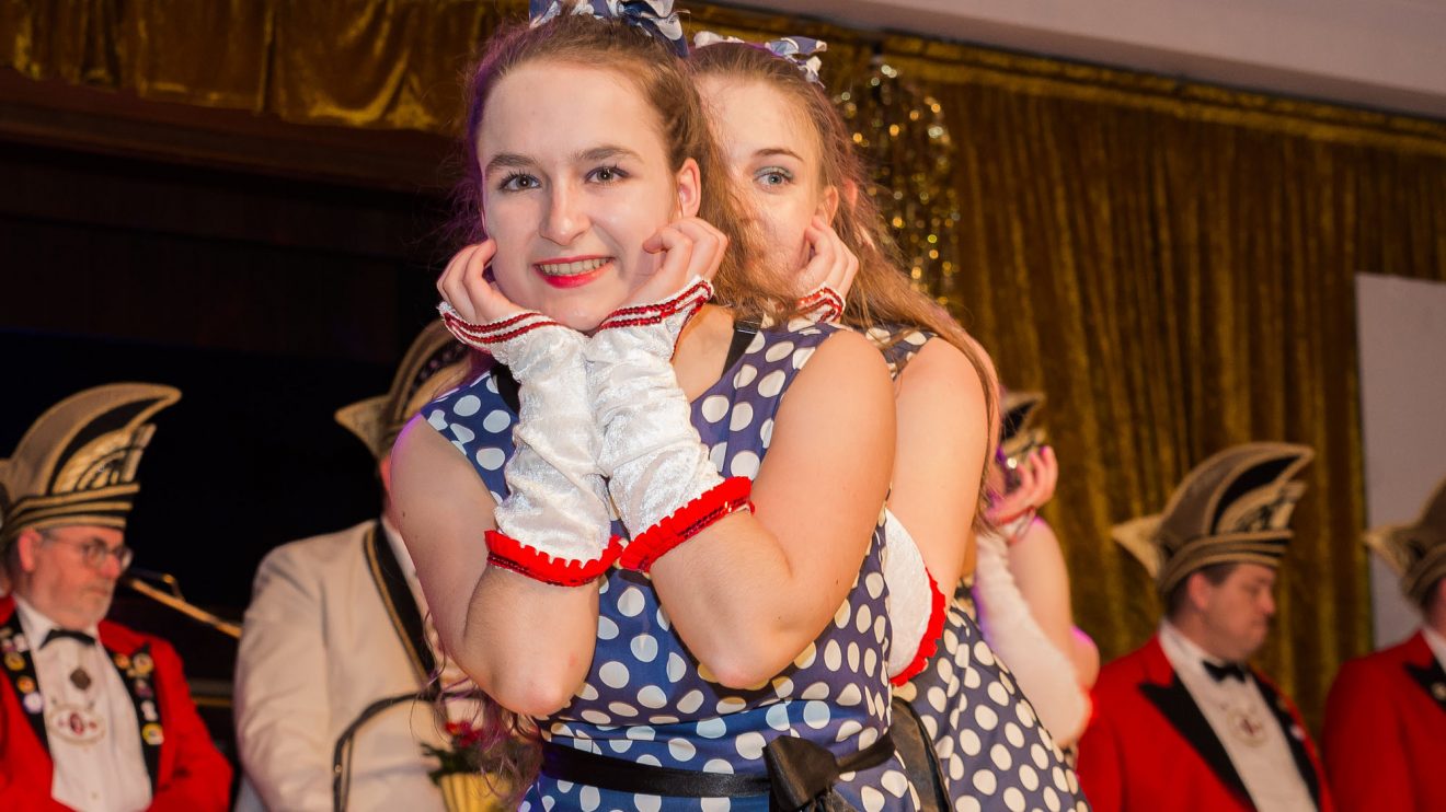 Dem 50er-Jahre-Motto des Prinzenpaares angepasst: die KKC-Showtanzgruppe „Dancing Queens“. Foto: Dennis Flegel / Kolpingsfamilie Hollage