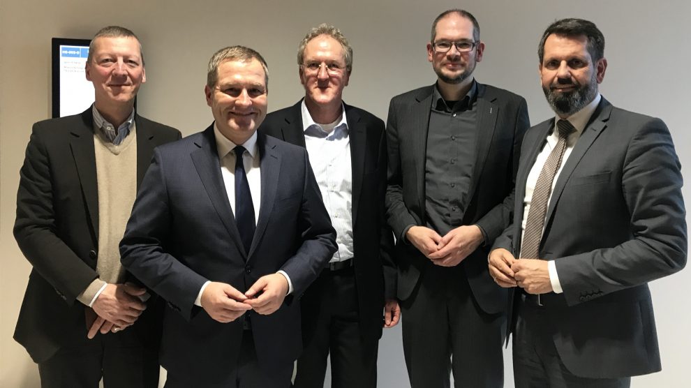 Prof. Dr.-Ing. Frank Peter Helmus, MdL Guido Pott, die beiden Geschäftsführer Andreas Sandmann und Christian Bertram sowie Umweltminister Olaf Lies (v.l.). Foto: Maximilian Hennies