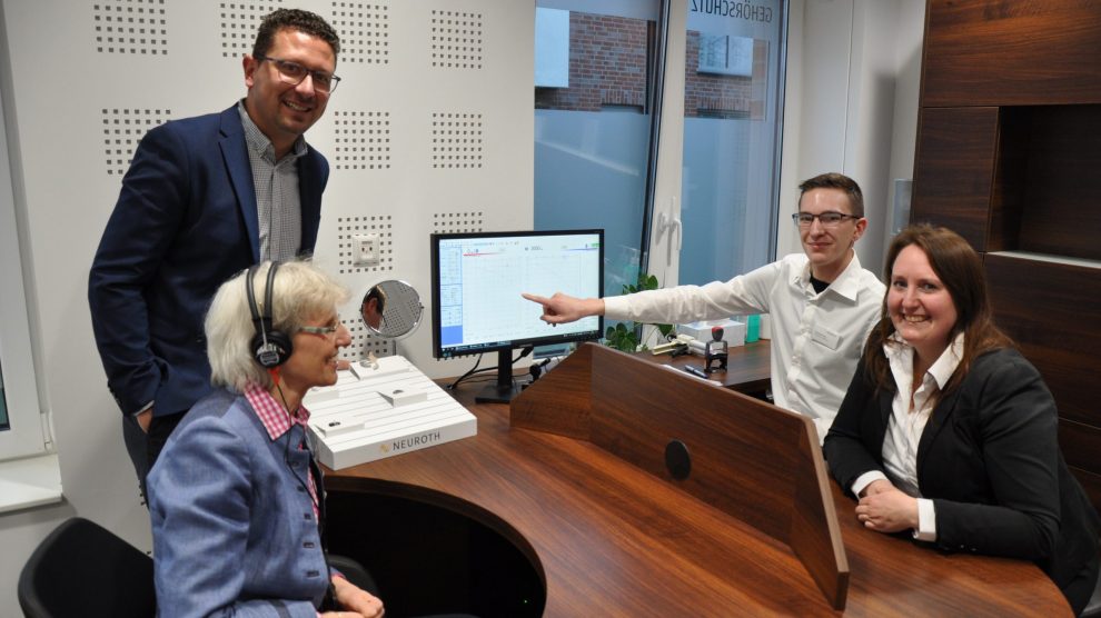 Christofer Macholla (zweiter von rechts) führt (von links) Hilde-gard Hesselbarth, ArbeitgeberService der MaßArbeit und Maß-Arbeit-Vorstand Lars Hellmers Messtechniken der Hörakustik vor. Mit dabei: Die Leiterin des Neuroth Hörcenters, Kaya Harbaum-Salewski. Foto: MaßArbeit / Kimberly Lübbersmann