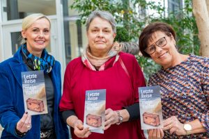 Margret Terglane (Gemeindeverwaltung), Laure Meierrose und Edeltraut Rautenstrauch (Hospizgruppe) freuen sich auf zahlreiche Gäste bei der Vernissage. Foto: Gemeinde Wallenhorst / André Thöle