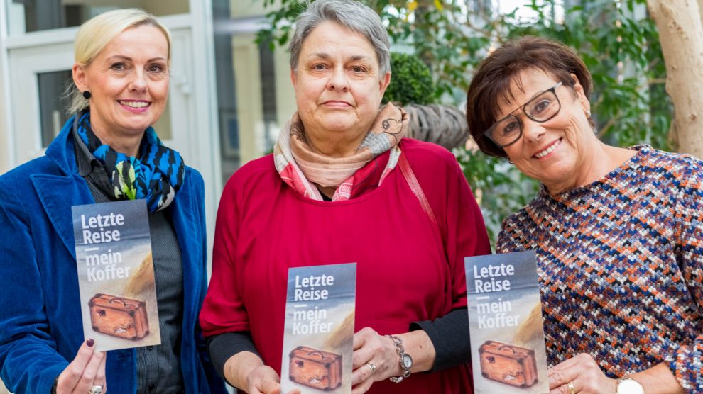 Margret Terglane (Gemeindeverwaltung), Laure Meierrose und Edeltraut Rautenstrauch (Hospizgruppe) freuen sich auf zahlreiche Gäste bei der Vernissage. Foto: Gemeinde Wallenhorst / André Thöle