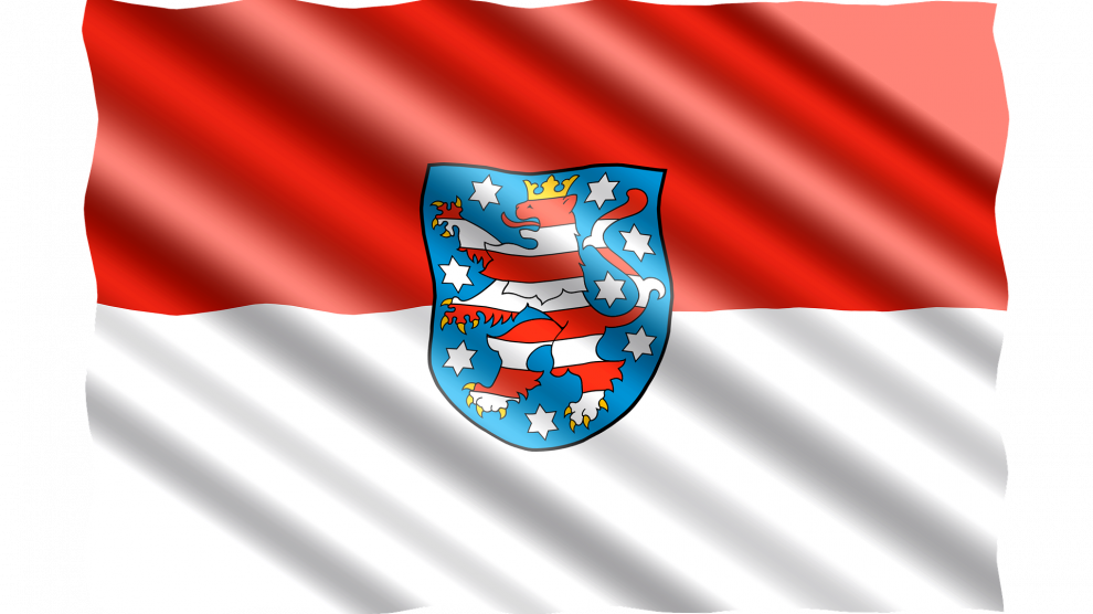 Wappen und Flagge des Landes Thüringen. Bild: jorono / Pixabay