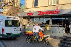 Probefahrt mit Brot, Brötchen und Kuchen: Bäcker Jörg Berelsmann testet das Lasten-E-Bike von Stavermann. Archivfoto: Elena Berelsmann