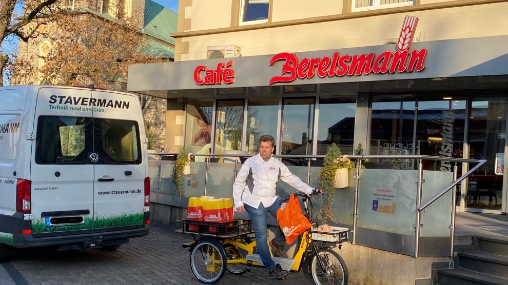 Probefahrt mit Brot, Brötchen und Kuchen: Bäcker Jörg Berelsmann testet das Lasten-E-Bike von Stavermann. Archivfoto: Elena Berelsmann