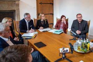 Reinhard Scholz, Sprecher der Bürgermeisterkonferenz des Landkreises (links), Vorstand Katharina Pötter, Oberbürgermeister Wolfgang Griesert, Landrätin Anna Kebschull, Erste Kreisrätin Bärbel Rosensträter und Dr. Gerhard Bojara, Leiter des Gesundheitsdienstes für Stadt und Landkreis Osnabrück. Foto: Stadt Osnabrück, Gerhard Meyering