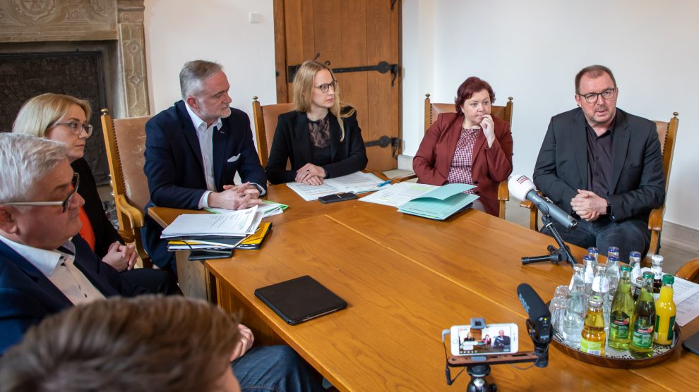 Reinhard Scholz, Sprecher der Bürgermeisterkonferenz des Landkreises (links), Vorstand Katharina Pötter, Oberbürgermeister Wolfgang Griesert, Landrätin Anna Kebschull, Erste Kreisrätin Bärbel Rosensträter und Dr. Gerhard Bojara, Leiter des Gesundheitsdienstes für Stadt und Landkreis Osnabrück. Foto: Stadt Osnabrück, Gerhard Meyering